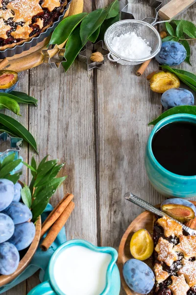 Pflaumenkuchen mit Zimt und Mandeln Hintergrund — Stockfoto