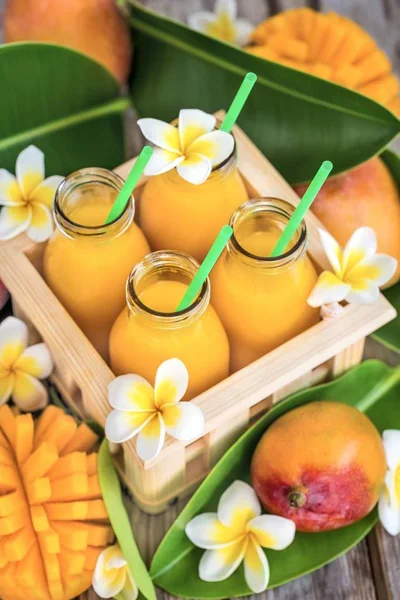 Mango suyu şişelerde — Stok fotoğraf