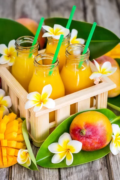 Mango juice i flaskor — Stockfoto