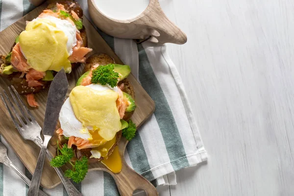 Huevos benedictos con fondo de salmón — Foto de Stock