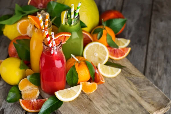 Portakal, kan portakal suyu ve limonata — Stok fotoğraf