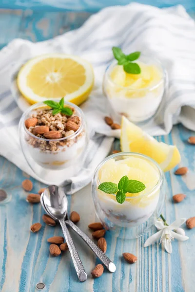 Yogurt with granola and grapefruit — Stock Photo, Image