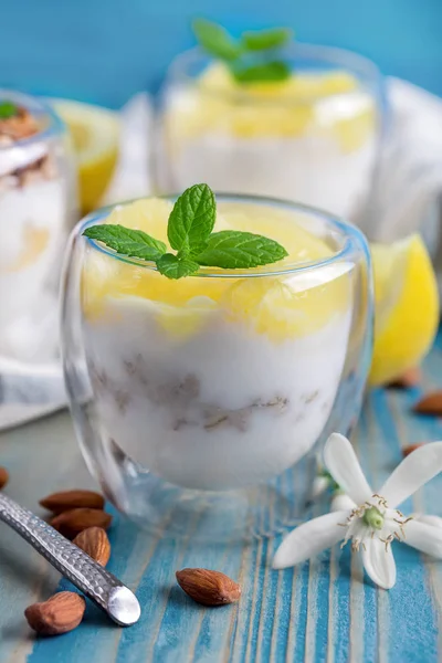 Yogurt with granola and grapefruit — Stock Photo, Image