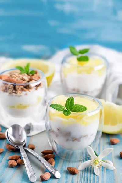 Yogurt con fondo di granola e pompelmo — Foto Stock
