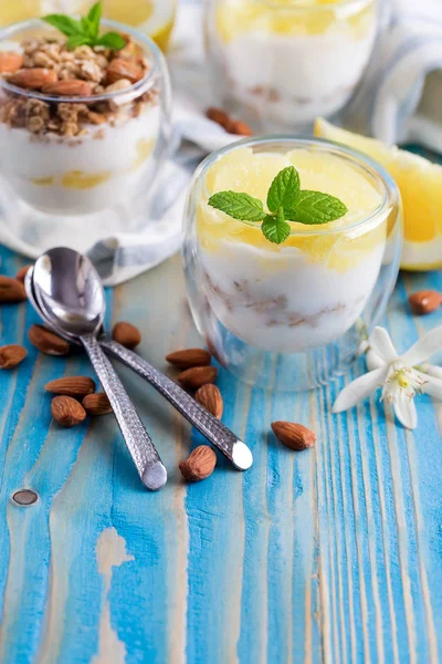 Yogurt with granola and grapefruit background — Stock Photo, Image