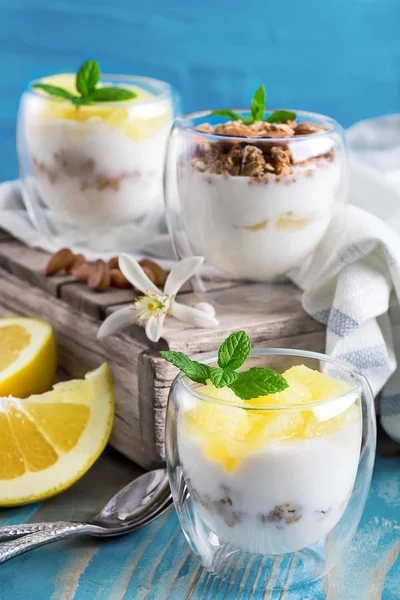 Yogurt with granola and grapefruit — Stock Photo, Image