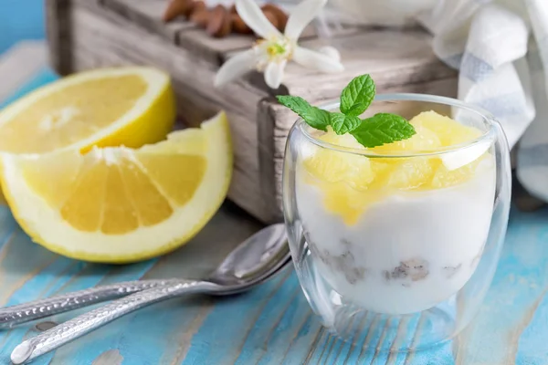 Yoghurt met muesli en grapefruit — Stockfoto