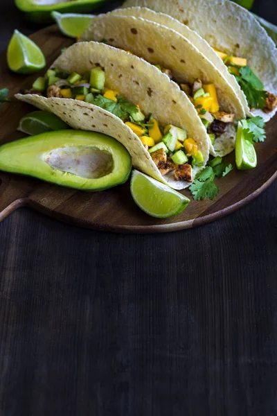 Kyckling tacos med mango salsa bakgrund — Stockfoto
