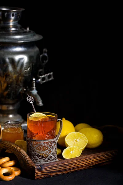 Russian tea from samovar — Stock Photo, Image