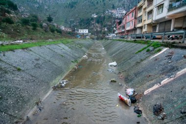 Türkiye 'de plastik ve diğer çöplerle kirlenmiş bir nehir, doğanın ne kadar güzel olduğunu şehirlerin kirliliğinden görebilirsiniz.