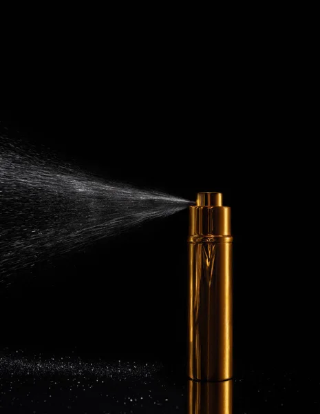 Fotografia Spray Perfume Sobre Fundo Preto Imagem De Stock