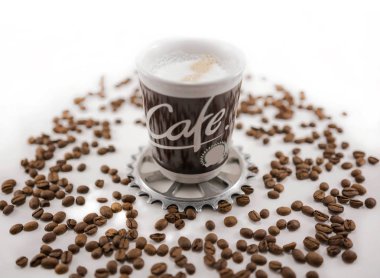 Beyaz arka planda kapuçino kahve fincanı