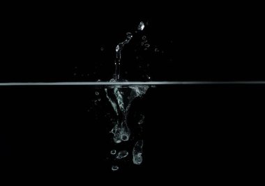 Siyah arkaplanda fındık damlası