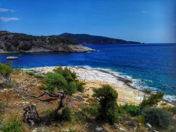 Yunanistan 'ın Thassos kıyısındaki Aegenian Denizi turkuvaz suyuyla