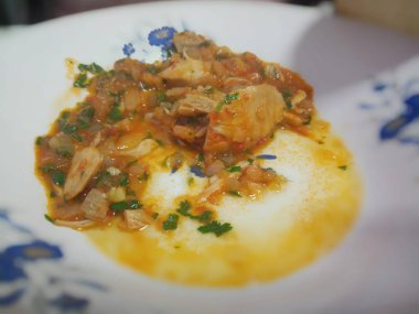 Beyaz tabakta haşlanmış et.