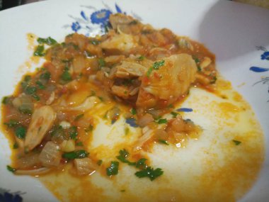 Beyaz tabakta haşlanmış et.