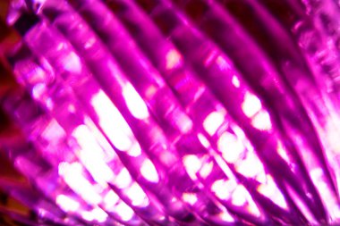 Işığa doğru mor spiral cam.