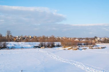 Kış günbatımı buharlı mısır tarlasında