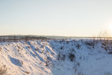 Kış günbatımı buharlı mısır tarlasında