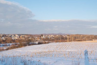 Kış günbatımı buharlı mısır tarlasında