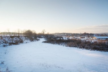 Kış günbatımı buharlı mısır tarlasında