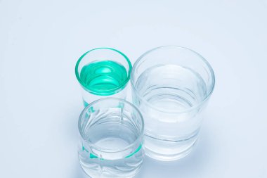 Stüdyoda su olan şeffaf bardaklar.