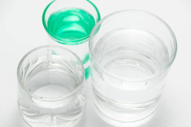 Stüdyoda su olan şeffaf bardaklar.