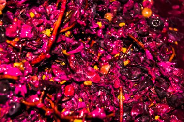 Gecenin bir yarısı bir dilim üzüm.