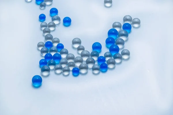 mavi ve şeffaf jel boncuklar