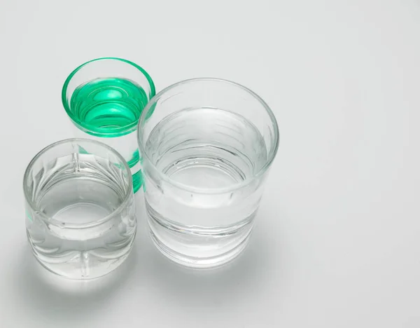 Transparante Glazen Een Groen Glas Met Water — Stockfoto