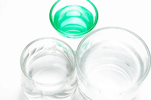 Transparante Glazen Een Groen Glas Met Water — Stockfoto