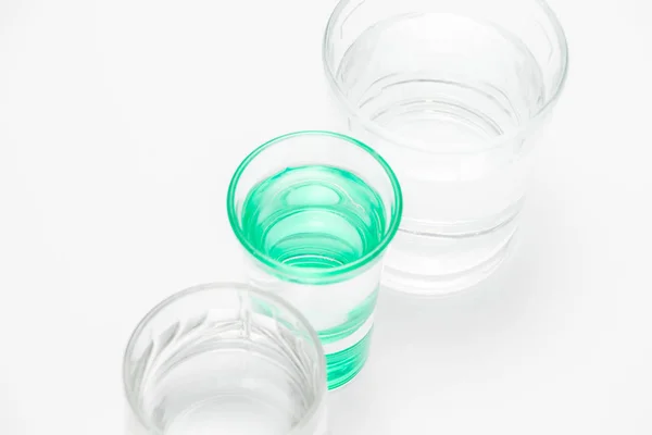 Óculos Transparentes Vidro Verde Com Água — Fotografia de Stock