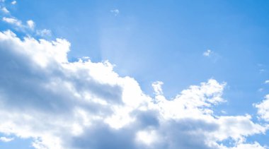 Bulutlu güzel mavi gökyüzü