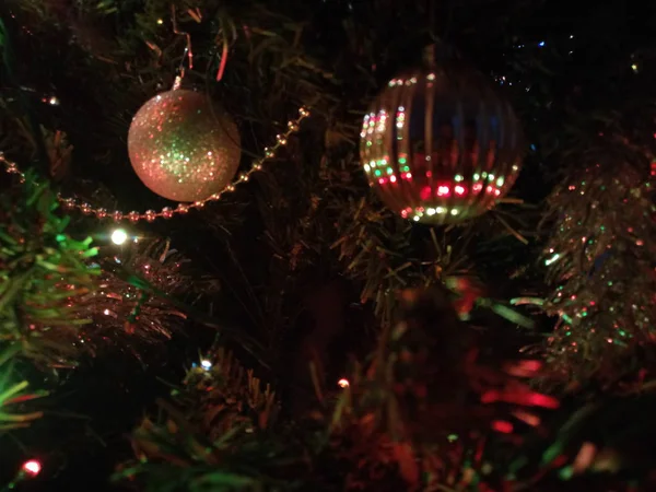 Ornements Arbre Noël Avec Globes Installation Tinsel — Photo