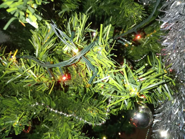 Vánoční Ozdoby Stromků Glóby Instalací Pocínováním — Stock fotografie