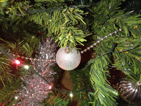 Kerstboom Ornamenten Met Globes Installatie Knutselen — Stockfoto