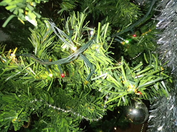 Ornamenti Dell Albero Natale Con Globi Installazione Orpelli — Foto Stock