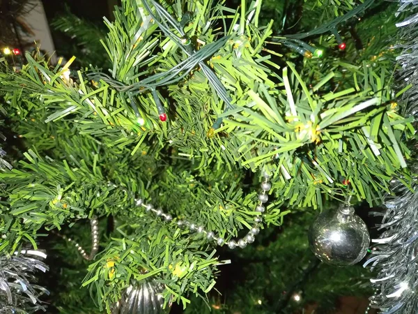 Kerstboom Ornamenten Met Globes Installatie Knutselen — Stockfoto