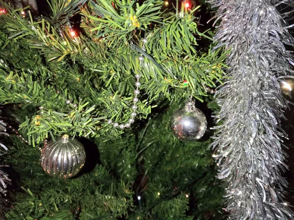 Kerstboom Ornamenten Met Globes Installatie Knutselen — Stockfoto