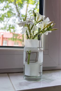 Vazoda bir buket çiçek.