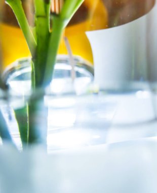 Bardakta taze yeşil meyve suyu