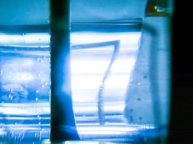 Su şişesi ve gökyüzü arkaplanı.