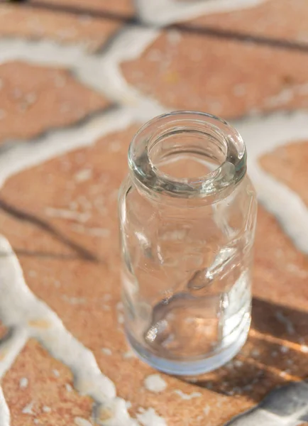 Kleine Lege Glazen Pot Staande Bruine Baksteen Tegels Achtergrond — Stockfoto