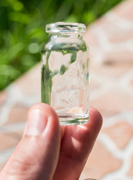 Kleine Glazen Container Tussen Vingers — Stockfoto