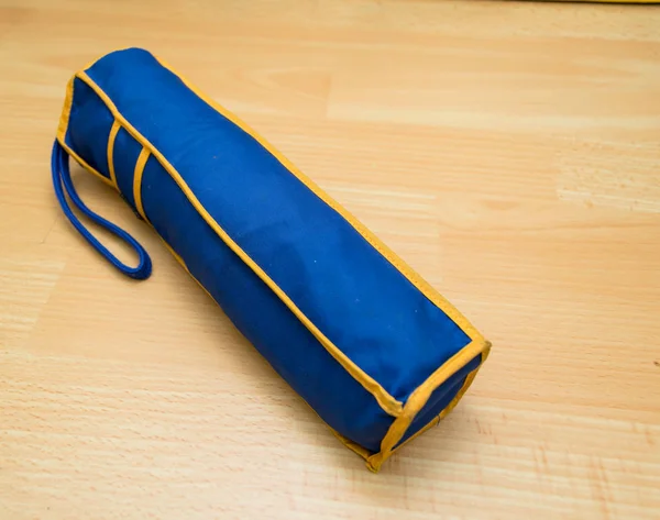 Deštník Modrém Obalu Hnědé Podlaze — Stock fotografie