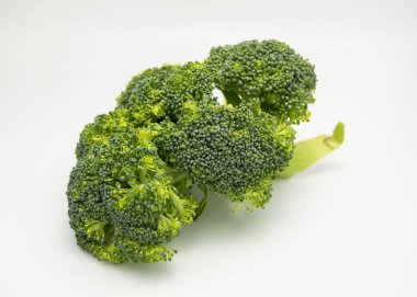 Beyaz arkaplanda yeşil brokoliyi kapat 