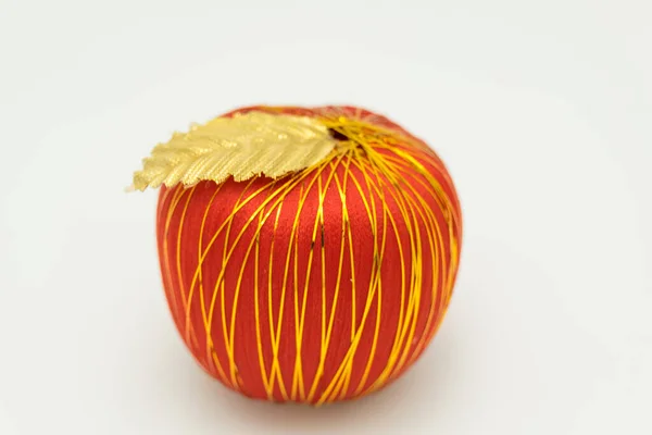 Ornamento Manzana Roja Con Hilo Oro — Foto de Stock