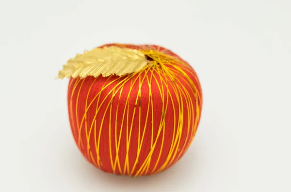 Ornamento Manzana Roja Con Hilo Oro — Foto de Stock