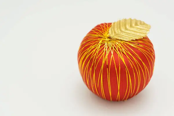 Ornamento Manzana Roja Con Hilo Oro — Foto de Stock