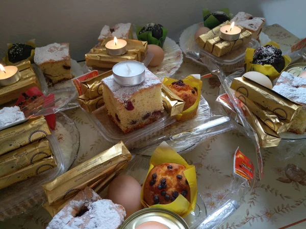 Dulces Pasteles Velas Huevos Algunos Tazones Arroz Con Leche Que —  Fotos de Stock